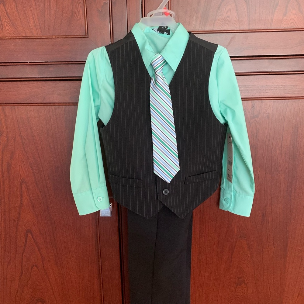 4t boys formal 3 piece suit. Black and green( almost teal) never worn